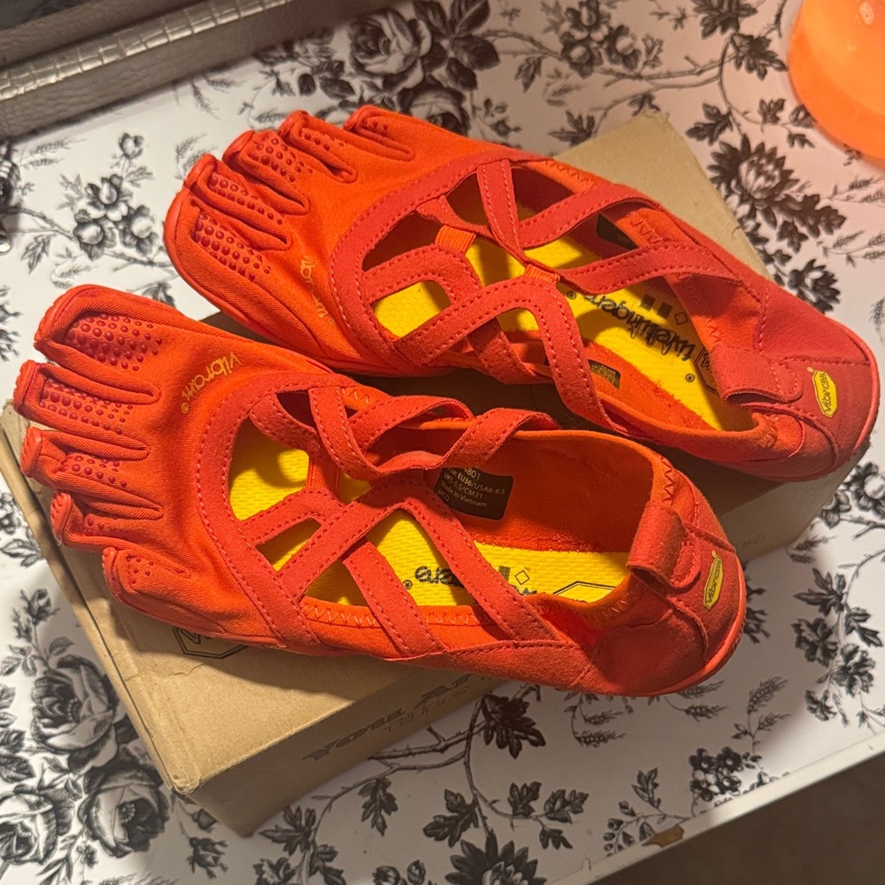 Vibram five-fingered Shoes Alitza loop in burnt orange
